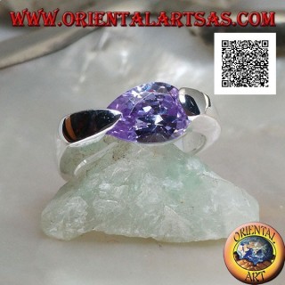 Anello in argento rodiato con zircone color ametista a goccia sfaccettato agganciato lateralmente