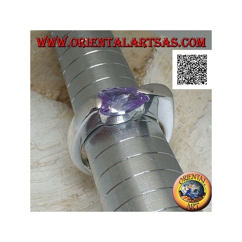 Bague en argent rhodié avec zircon facetté de couleur améthyste en forme de larme attaché sur le côté