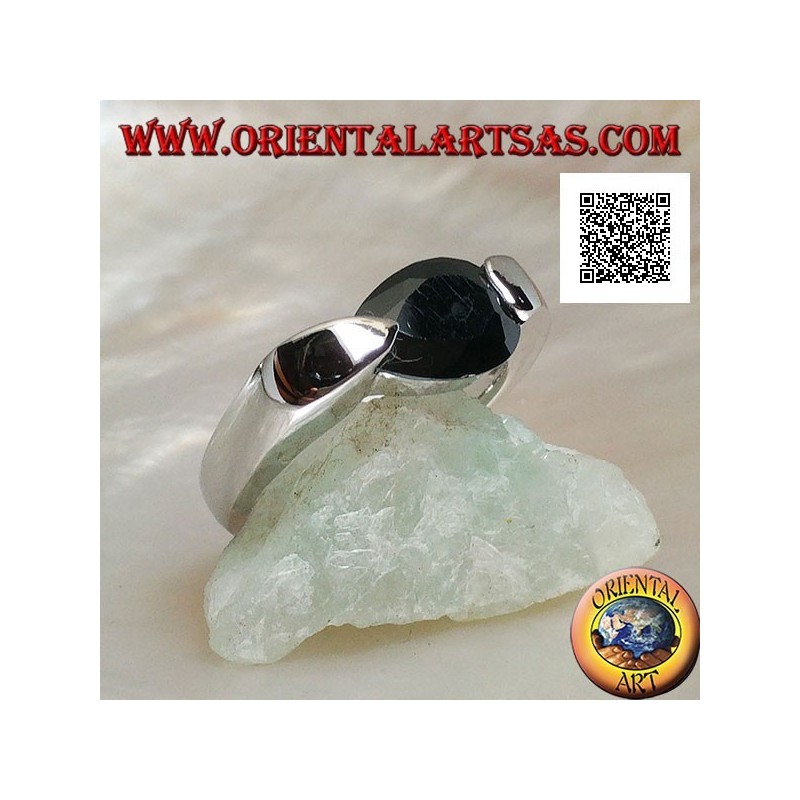 Rhodiumsilberring mit facettiertem, tropfenförmigem Spinellzirkon an der Seite