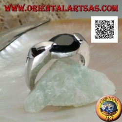 Anillo de plata rodiada con circonita de espinela facetada en forma de gota enganchada en el lateral