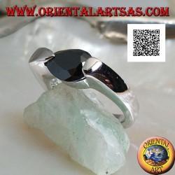Anillo de plata rodiada con circonita de espinela facetada en forma de gota enganchada en el lateral