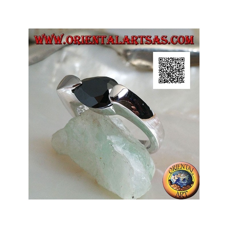 Anello in argento rodiato con zircone spinello a goccia sfaccettato agganciato lateralmente