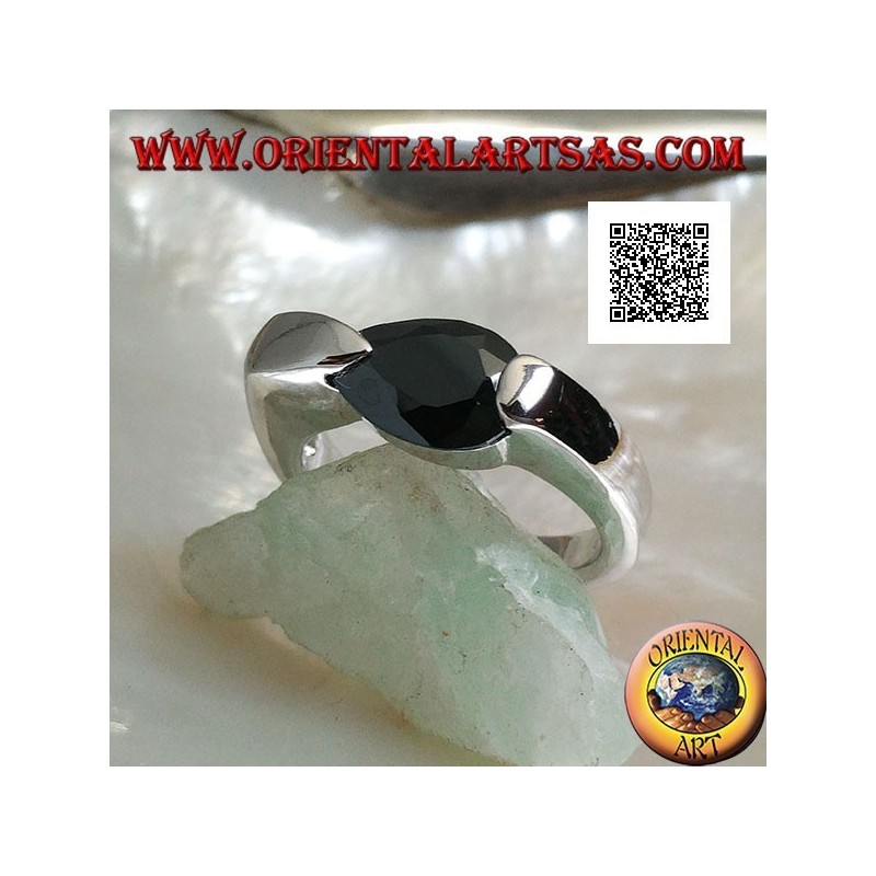 Anillo de plata rodiada con circonita de espinela facetada en forma de gota enganchada en el lateral
