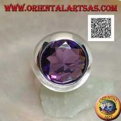 Bague en argent rhodié avec zircon rond facetté couleur améthyste et bord lisse
