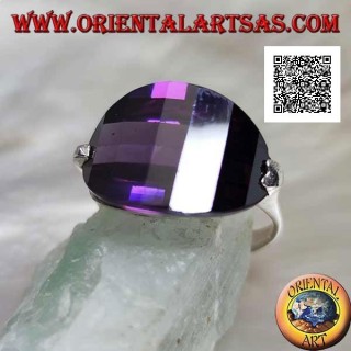 Rhodinierter Silberring mit seitlich angebrachtem abgerundeten ovalen amethystfarbenen Zirkon