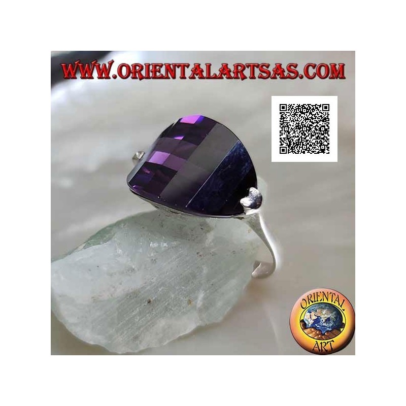 Anillo de plata con baño de rodio con circón redondeado ovalado de color amatista unido al lateral