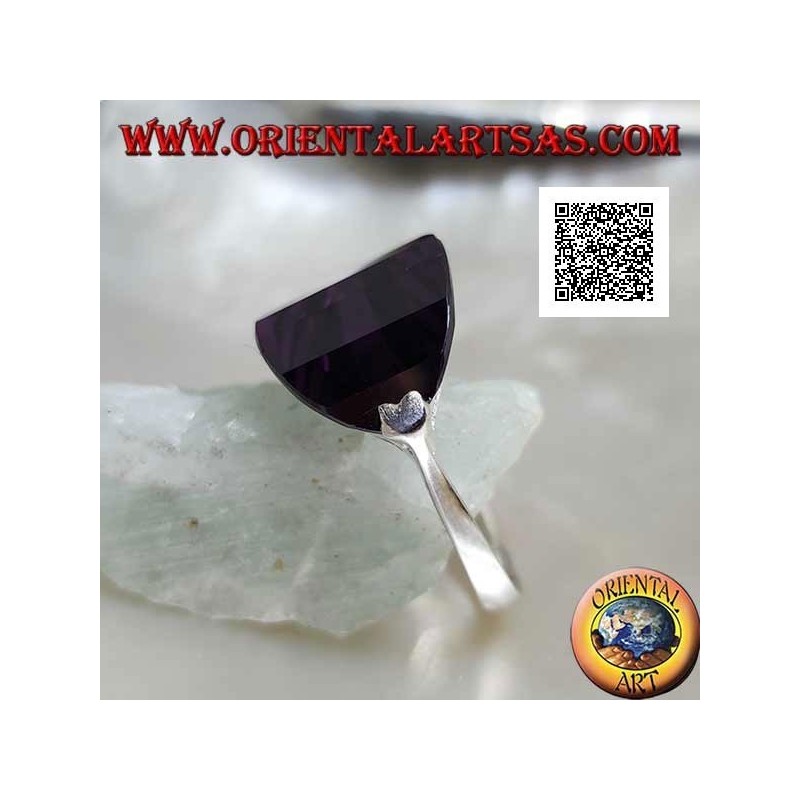 Anillo de plata con baño de rodio con circón redondeado ovalado de color amatista unido al lateral