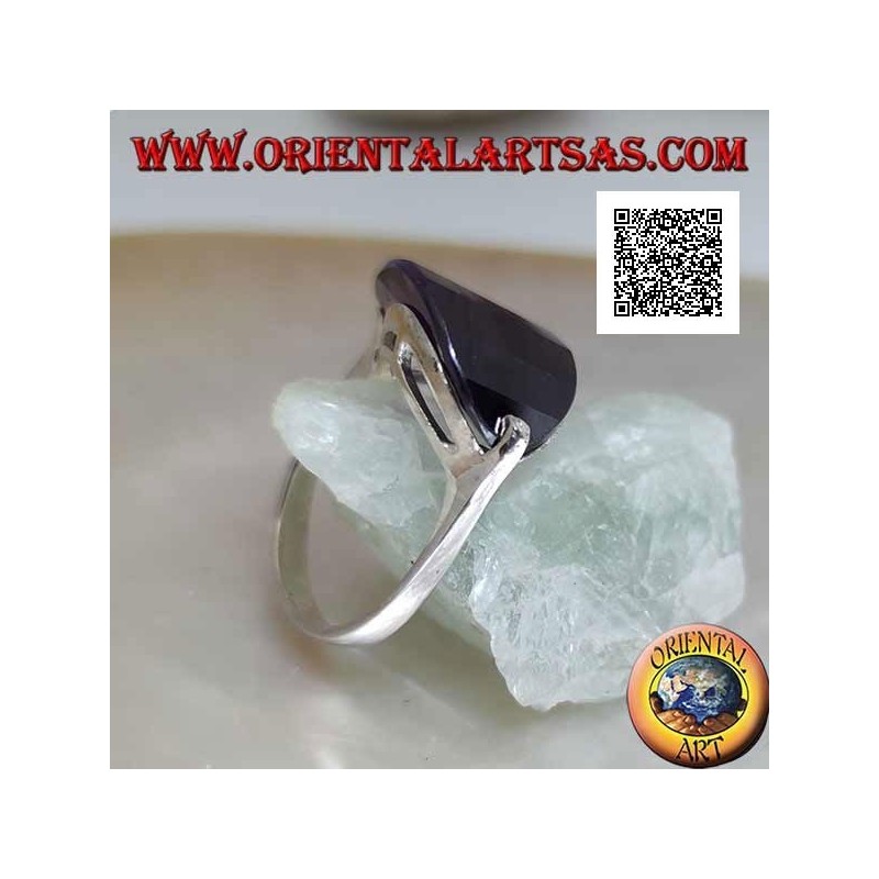Rhodinierter Silberring mit seitlich angebrachtem abgerundeten ovalen amethystfarbenen Zirkon