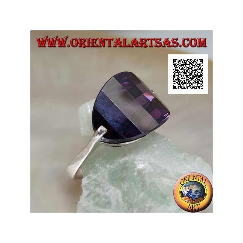 Rhodinierter Silberring mit seitlich angebrachtem abgerundeten ovalen amethystfarbenen Zirkon