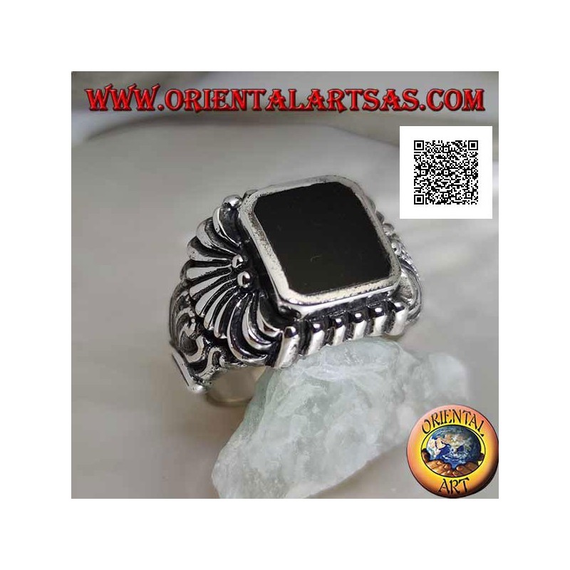 Anillo de plata con ónix biselado rectangular y patrón de líneas curvas grabado en relieve