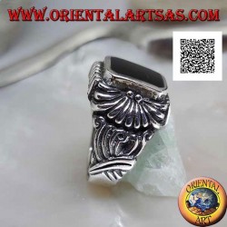 Anillo de plata con ónix biselado rectangular y patrón de líneas curvas grabado en relieve