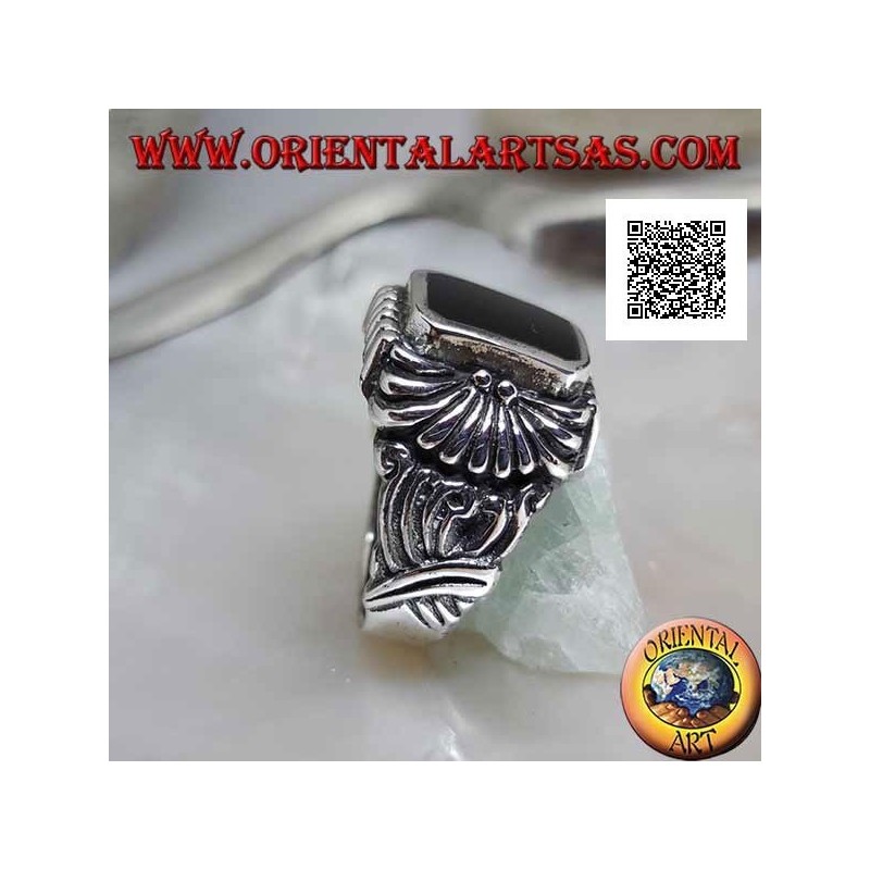 Anello in argento con onice rettangolare smussata e fantasia a linee curve incisa in rilievo