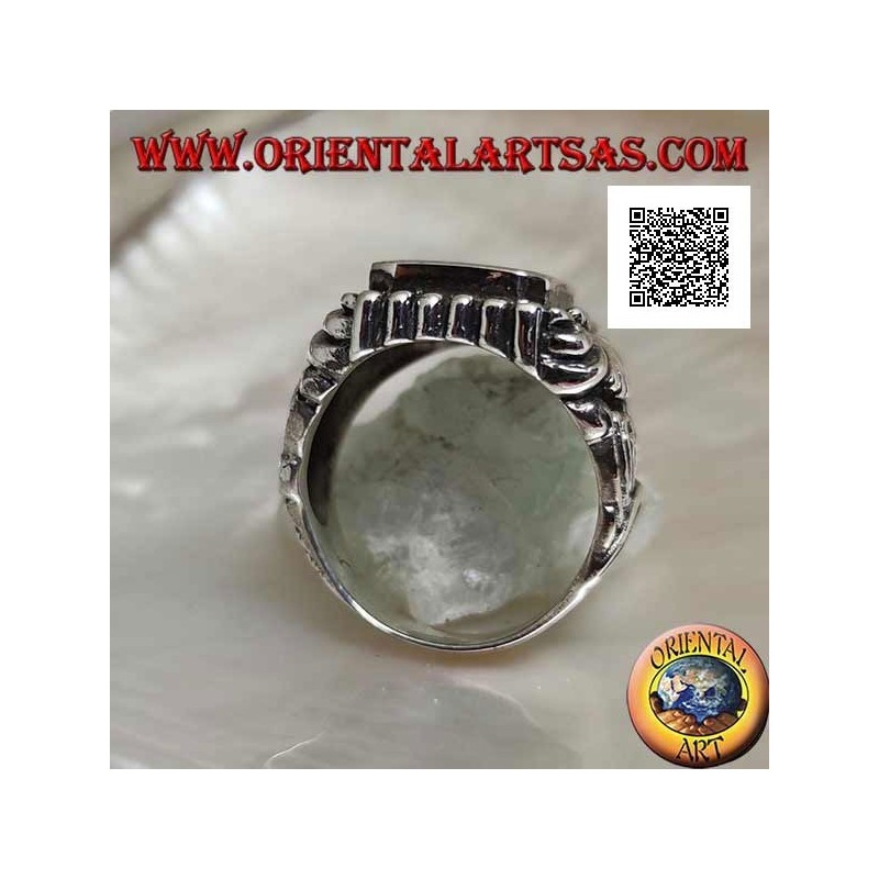 Bague en argent avec onyx biseauté rectangulaire et motif de lignes courbes gravées en relief