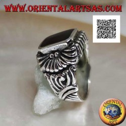 Anillo de plata con ónix biselado rectangular y patrón de líneas curvas grabado en relieve