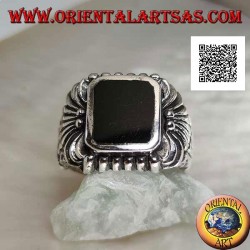 Silberring mit rechteckigem, abgeschrägtem Onyx und geschwungenem Linienmuster