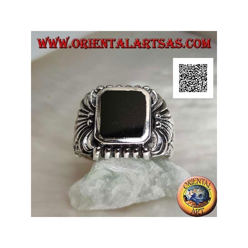 Anillo de plata con ónix biselado rectangular y patrón de líneas curvas grabado en relieve