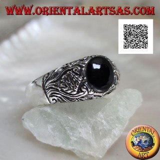 Anillo de plata con ónix cabujón ovalado y decoración floral en bajorrelieve