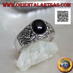 Silberring mit ovalem Cabochon-Onyx und Blumendekor im Basrelief