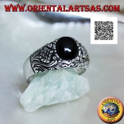 Silberring mit ovalem Cabochon-Onyx und Blumendekor im Basrelief