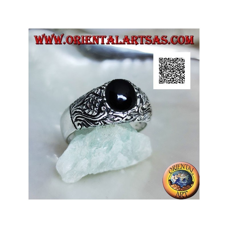 Silberring mit ovalem Cabochon-Onyx und Blumendekor im Basrelief