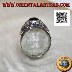 Silberring mit ovalem Cabochon-Onyx und Blumendekor im Basrelief