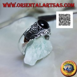 Bague en argent avec cabochon ovale onyx et décor floral en bas-relief