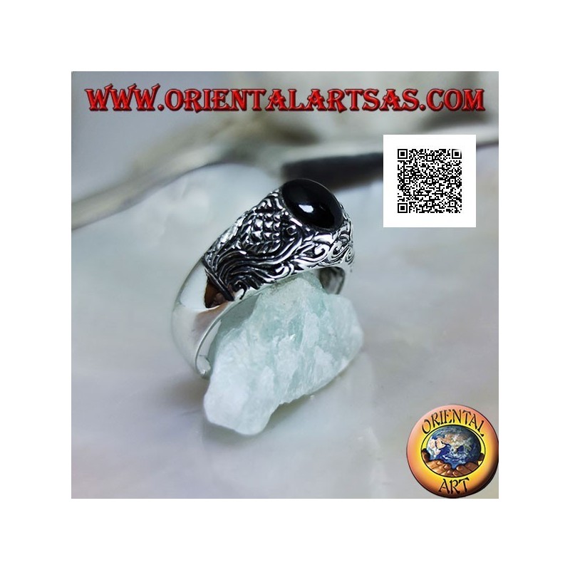 Bague en argent avec cabochon ovale onyx et décor floral en bas-relief