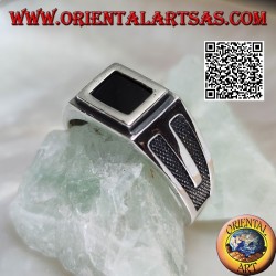 Bague en argent avec onyx rectangulaire bordé et encastré en V sur les côtés