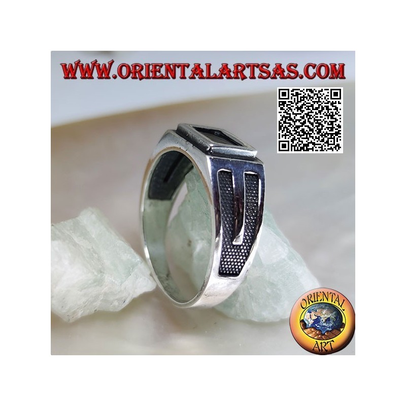 Anillo de plata con ónix rectangular ribeteado y V empotrada en los lados