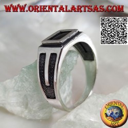 Anillo de plata con ónix rectangular ribeteado y V empotrada en los lados