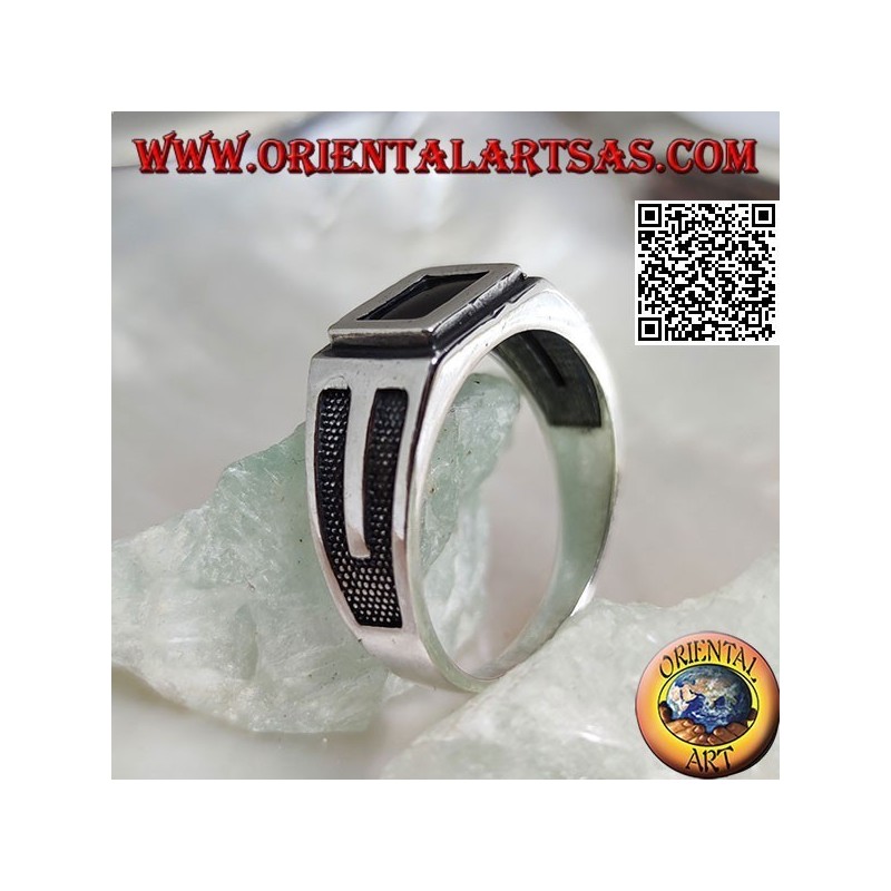 Anillo de plata con ónix rectangular ribeteado y V empotrada en los lados