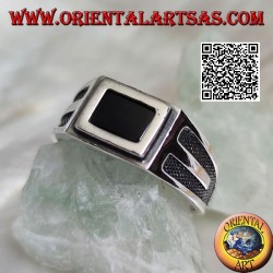 Bague en argent avec onyx rectangulaire bordé et encastré en V sur les côtés