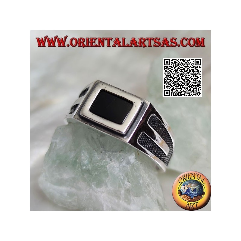 Bague en argent avec onyx rectangulaire bordé et encastré en V sur les côtés