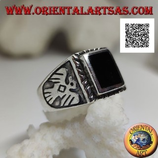 Anillo de plata con ónix rectangular en relieve y águila en bajorrelieve a los lados