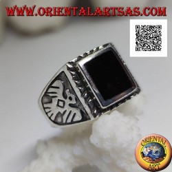 Silberring mit erhabenem rechteckigem Onyx und Flachreliefadler an den Seiten