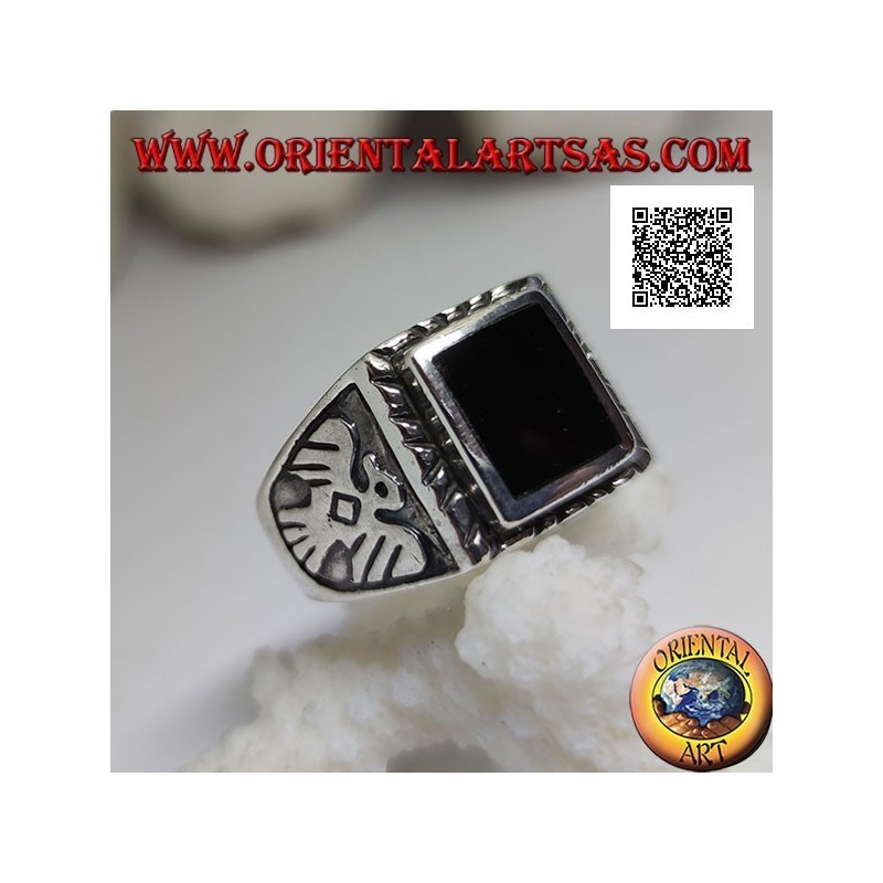 Bague en argent avec onyx rectangulaire en relief et aigle en bas-relief sur les côtés