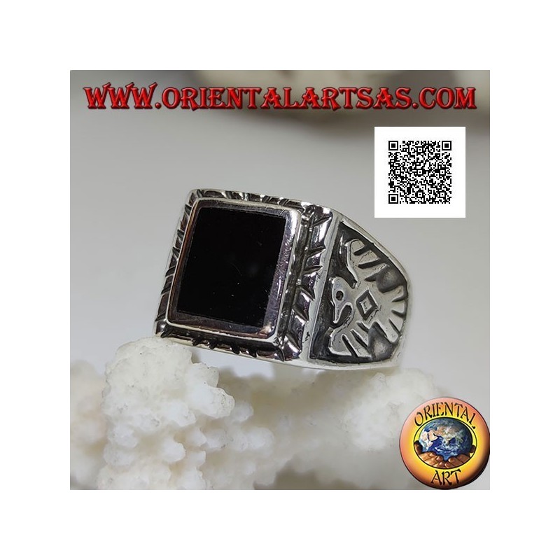 Bague en argent avec onyx rectangulaire en relief et aigle en bas-relief sur les côtés