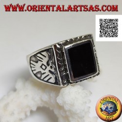 Silberring mit erhabenem rechteckigem Onyx und Flachreliefadler an den Seiten