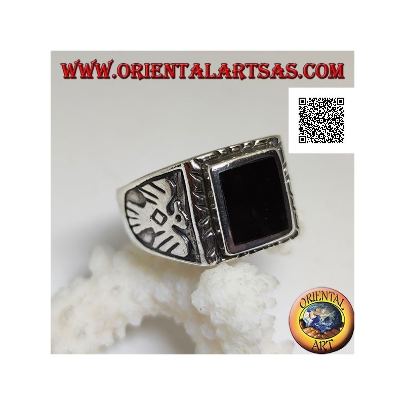 Anello in argento con onice rettangolare rialzata e aquila in bassorilievo sui lati