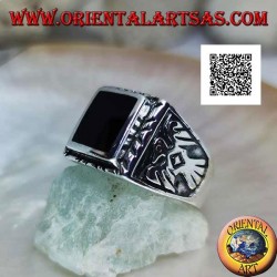 Anillo de plata con ónix rectangular en relieve y águila en bajorrelieve a los lados