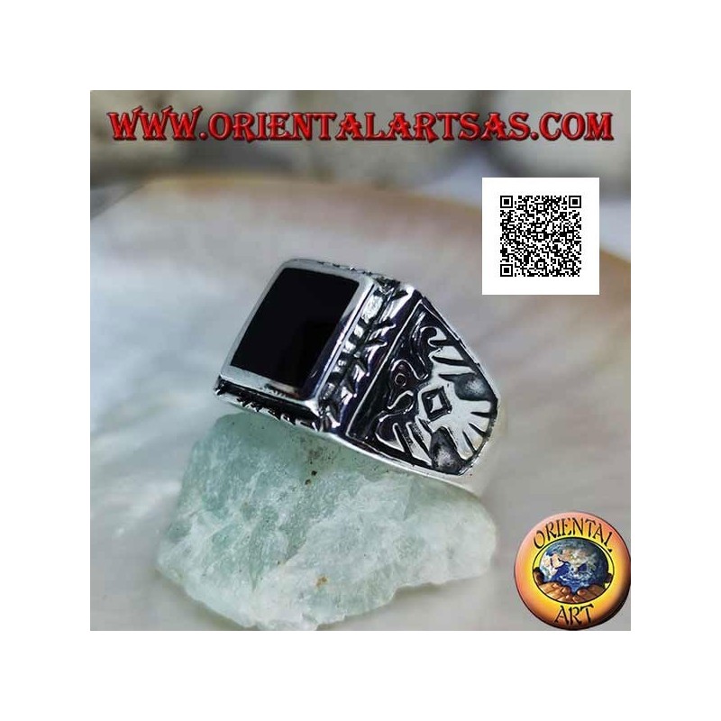 Anillo de plata con ónix rectangular en relieve y águila en bajorrelieve a los lados