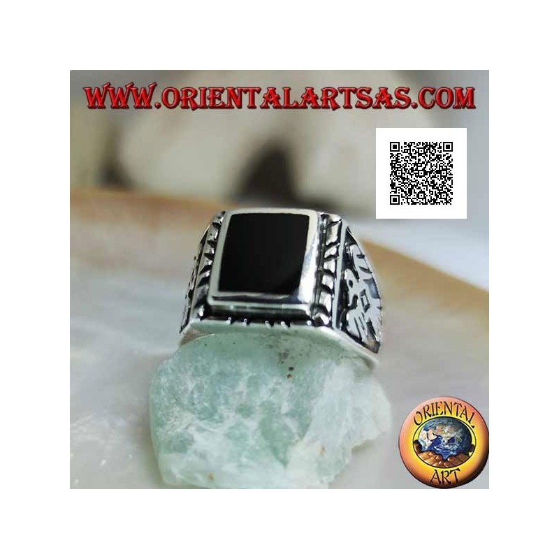 Silberring mit erhabenem rechteckigem Onyx und Flachreliefadler an den Seiten