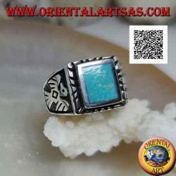 Anillo de plata con turquesa rectangular en relieve y águila en bajorrelieve a los lados