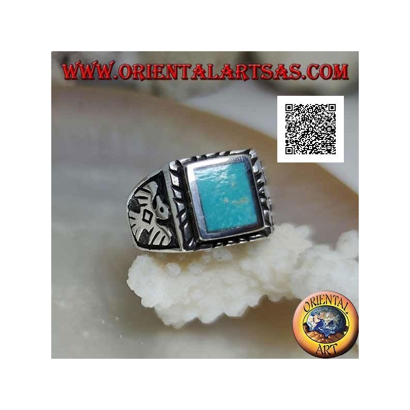 Anillo de plata con turquesa rectangular en relieve y águila en bajorrelieve a los lados