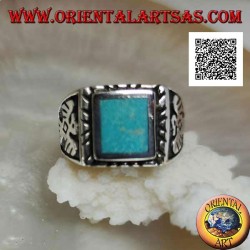 Anillo de plata con turquesa rectangular en relieve y águila en bajorrelieve a los lados