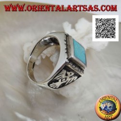 Bague en argent avec turquoise rectangulaire en relief et aigle bas-relief sur les côtés