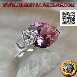 Anillo de plata rodiada con circonitas facetadas en forma de lágrima rosa con circonitas blancas en gancho