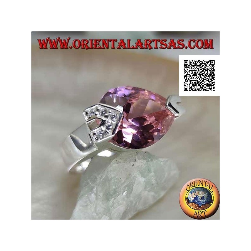 Bague en argent rhodié avec zircon larme rose facetté avec zircons blancs sur un crochet