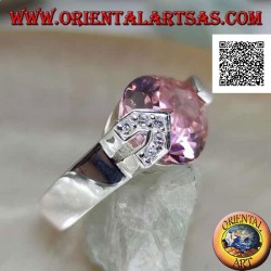 Anillo de plata rodiada con circonitas facetadas en forma de lágrima rosa con circonitas blancas en gancho