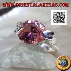 Anillo de plata rodiada con circonitas facetadas en forma de lágrima rosa con circonitas blancas en gancho